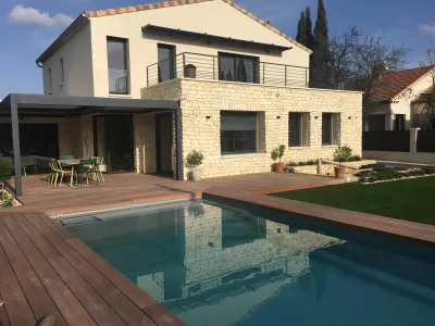 Création d'un joli jardin en gazon synthétique sur les Angles (Gard)