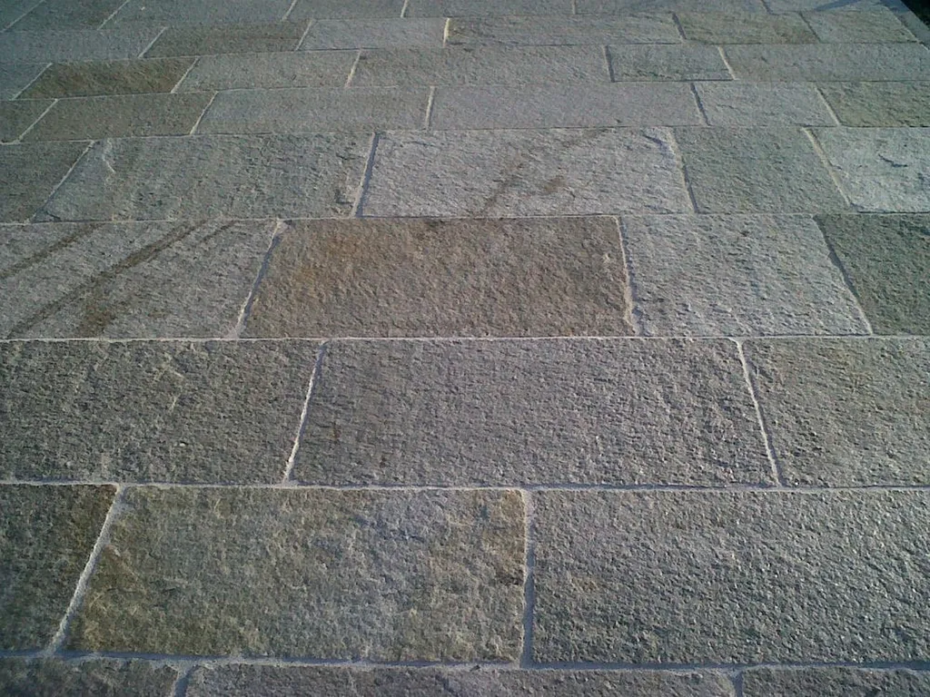 Pierre de Luzerne : pierre naturelle en gneiss italien aux nuances grises et colorées pour intérieur et extérieur