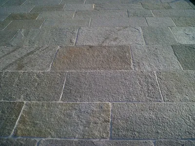 Pierre de Luzerne : pierre naturelle en gneiss italien aux nuances grises et colorées pour intérieur et extérieur