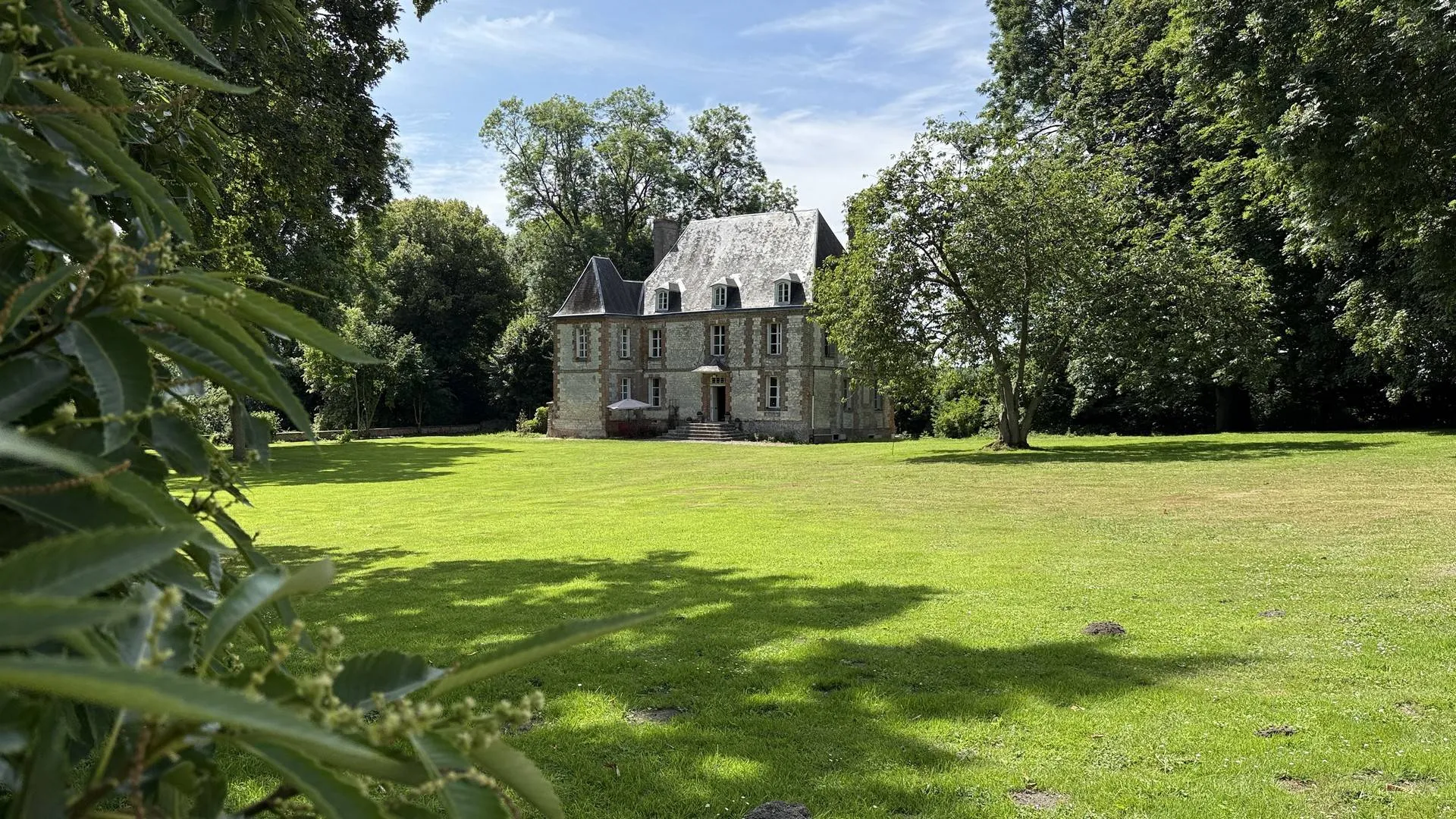 Château du XVIe siècle à vendre près de Forges-les-Eaux – 400 m², 3 ha, dépendances rénovées