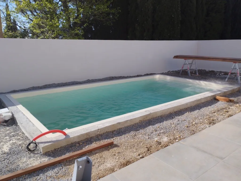Contour de piscine en bois exotique Jatoba : esthétisme, confort et durabilité pour un extérieur haut de gamme à Montpeyroux proche de Montpellier