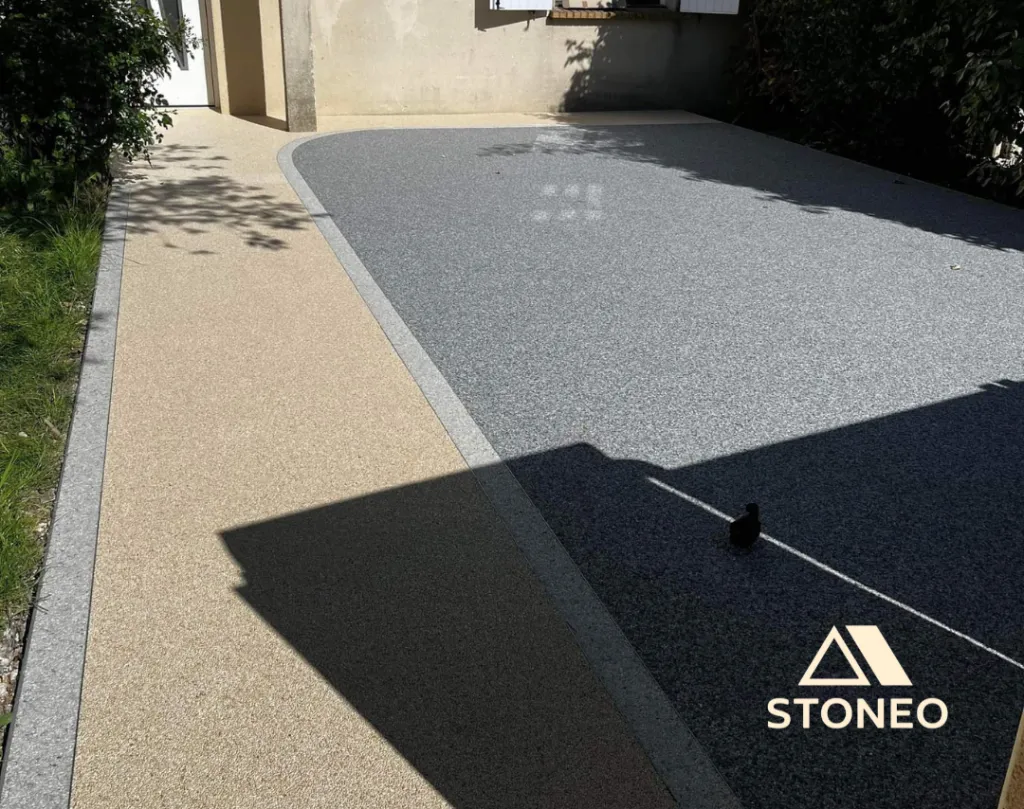 Respecter le PLU en créant un parking drainant permettant de gérer efficacement les eaux pluviales avec STONEO. Solutions d'aménagement extérieur en Drôme, Ardèche et Isère. Moquette de pierre et gabion.