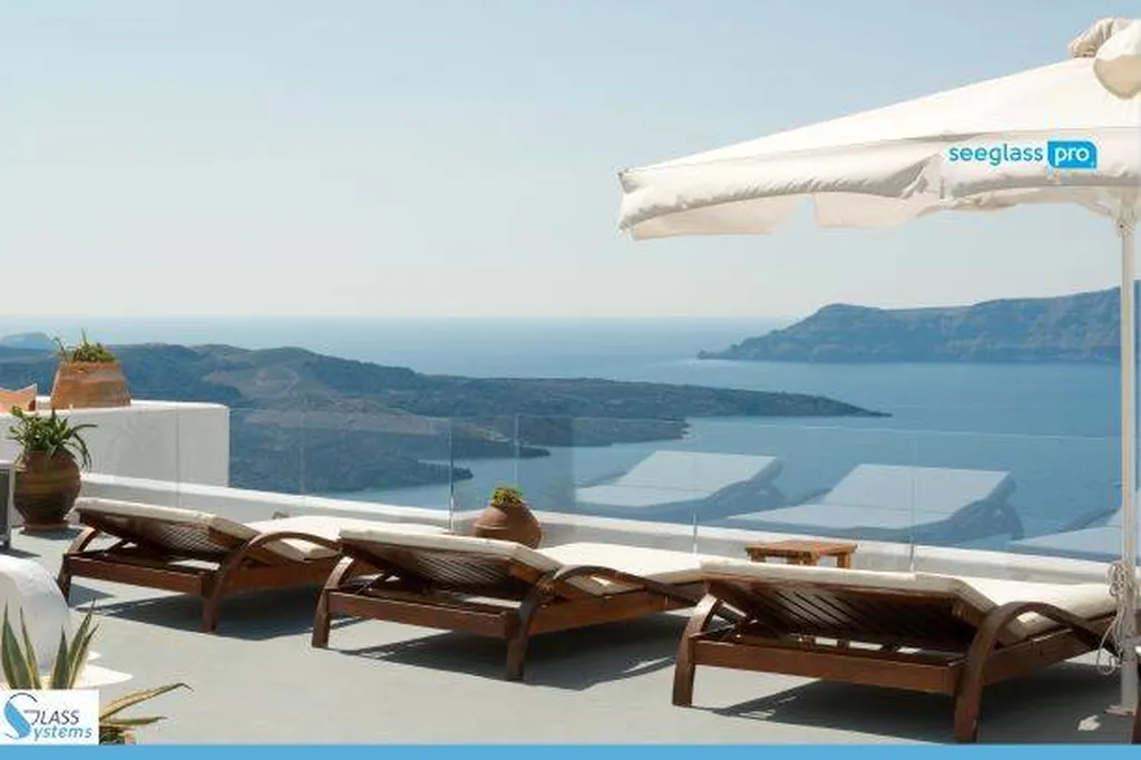 Garde-corps en verre GLASS SYSTEMS installé par la MENUISERIE GARCIN à Cassis