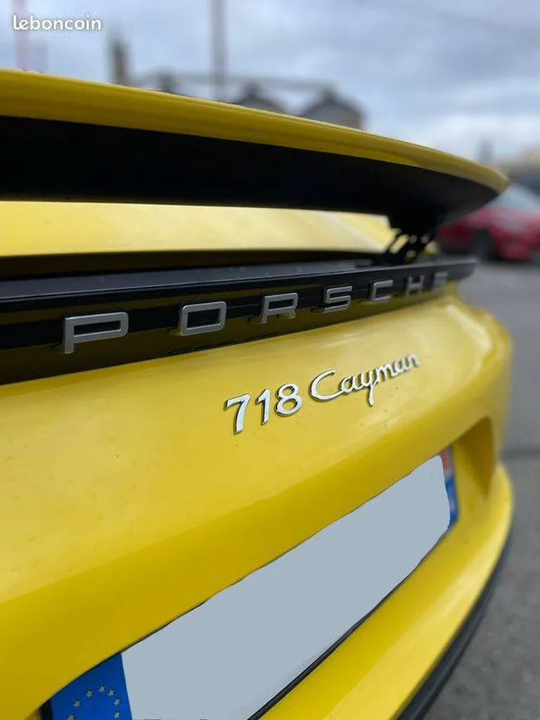 Porsche 718 Cayman jaune d'occasion dans un garage proche de Rouen