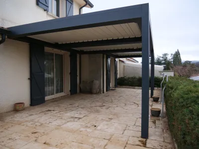 Pergola bioclimatique en aluminium de la marque GALAXIE avec lames orientables
