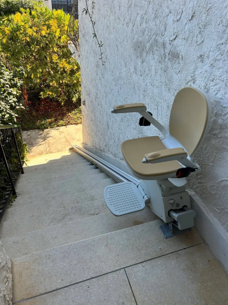 Rail de l'ACORN A130 installé au plus près du mur dans cet escalier droit extérieur à Arles