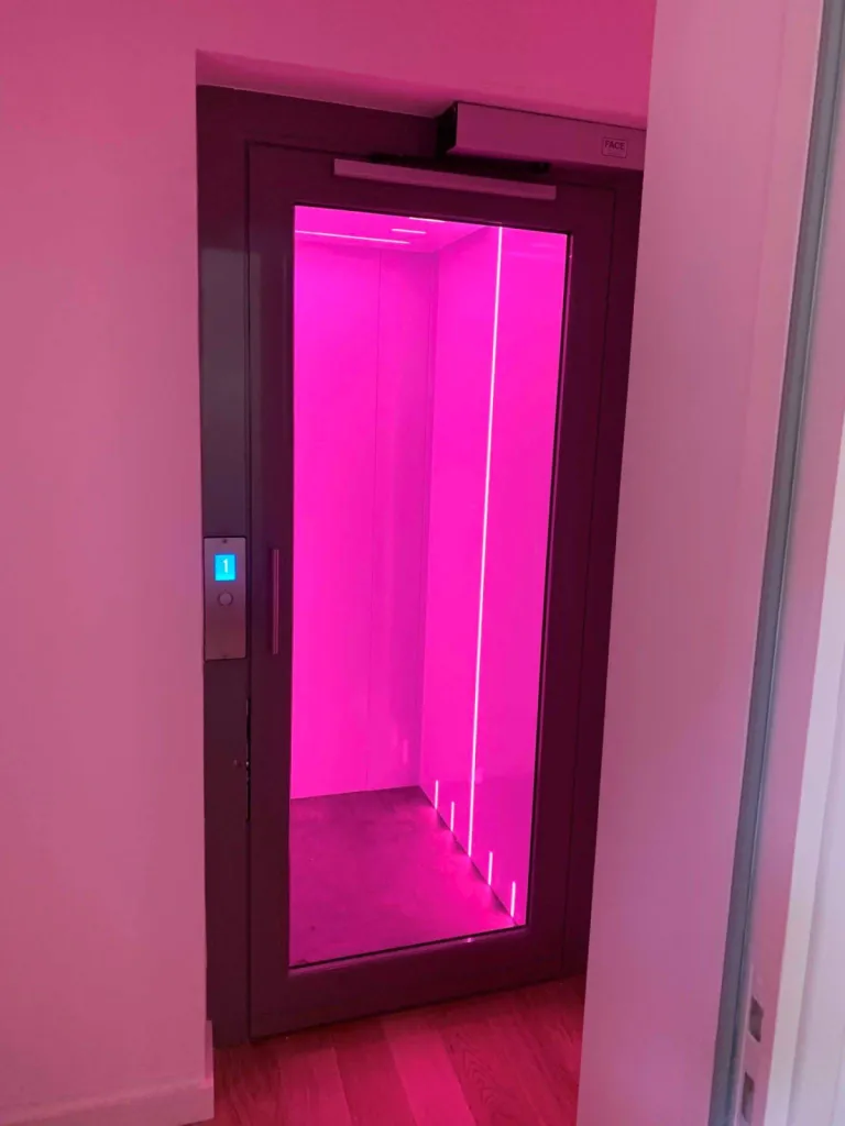 exemple de l'ambiance lumineuse obtenue depuis le smartphone dans cet ascenseur privatif  VIMEC E20 installé à St Cyr sur Mer près de Marseille