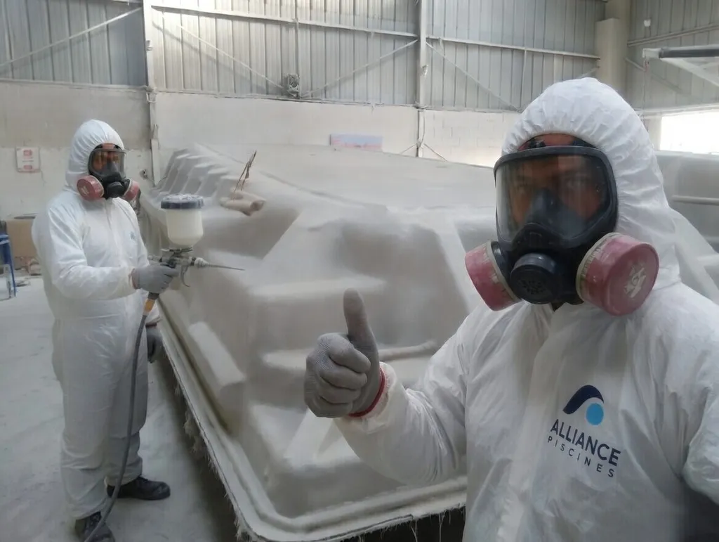 operateur de fabrication de piscine en composite polyester