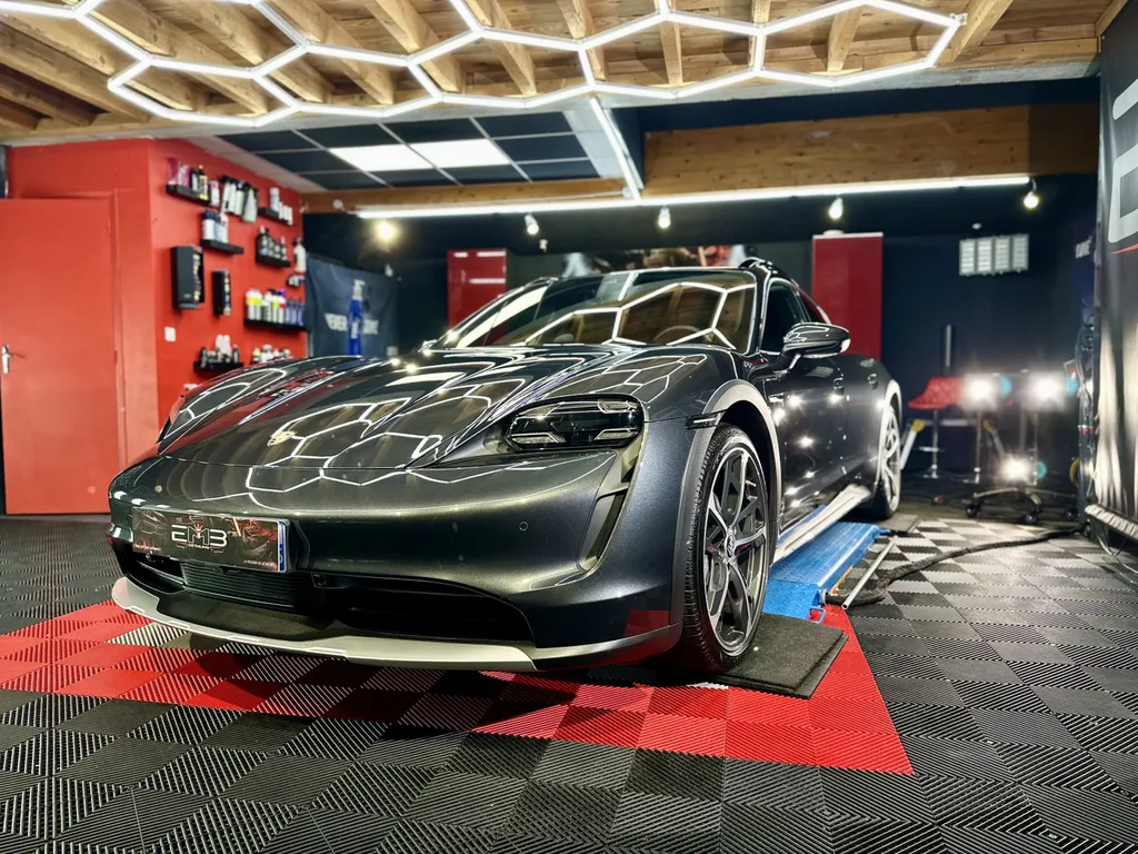 Spécialiste rénovation carrosserie Porsche lyon traitement céramique et film de protection PPF Porsche Taycan