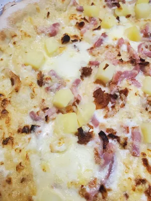Pizza Montagnarde la bonne pizza  à base crème au reblochon avec des pommes de terre à  manger à Salon de Provence 7/7