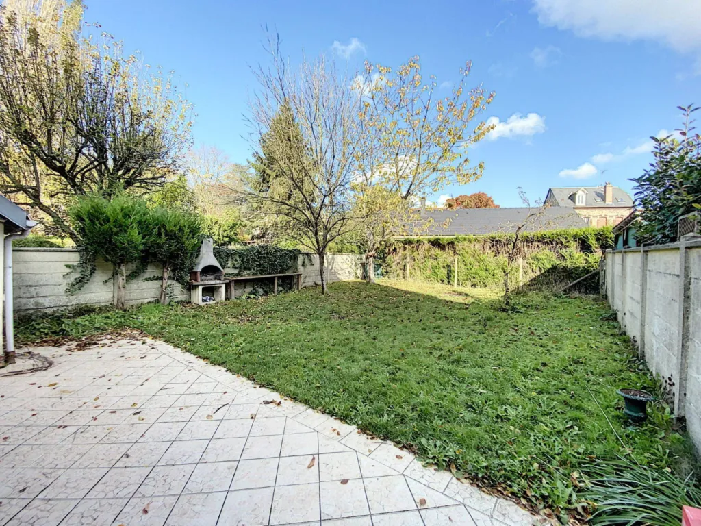 Maison à vendre, avec 5 chambres, garage et Jardin clos à Rouen 76000 gare quartier Saint André. 