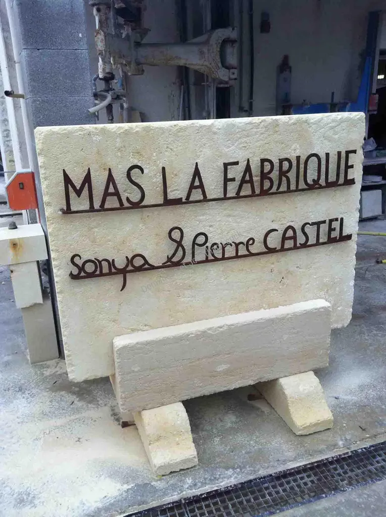 Gravures et bas-reliefs en pierre