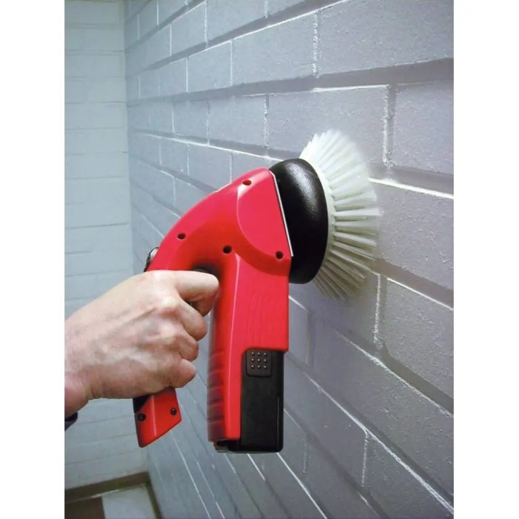 utilisation de la monobrosse cleanfix scrubby sur un mur