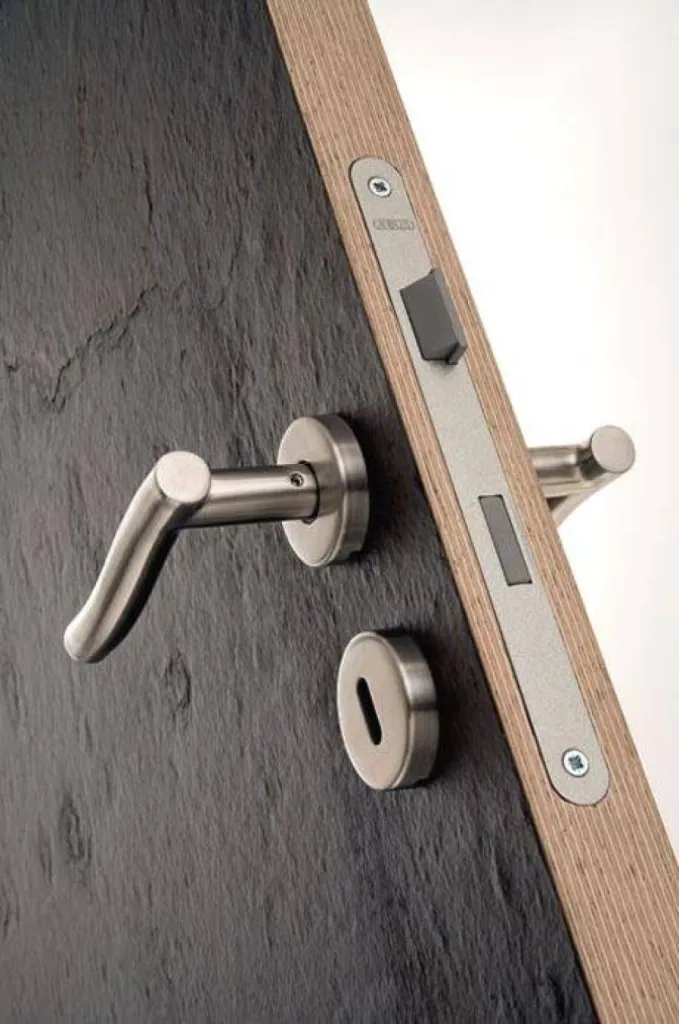 DECO PIERRE SUR PORTE