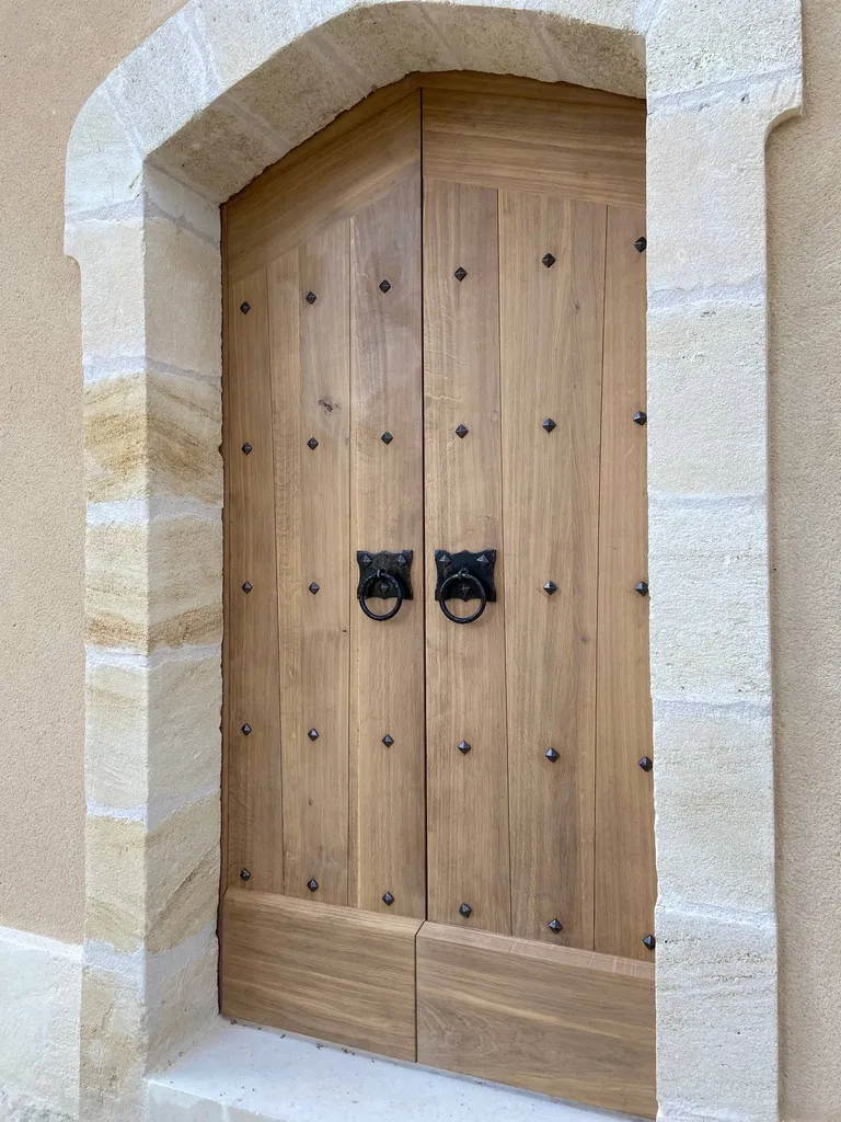 Fabrication d'un porte d'entrée d'une cour d'un Château proche de Libourne, porte en Chêne et à clous