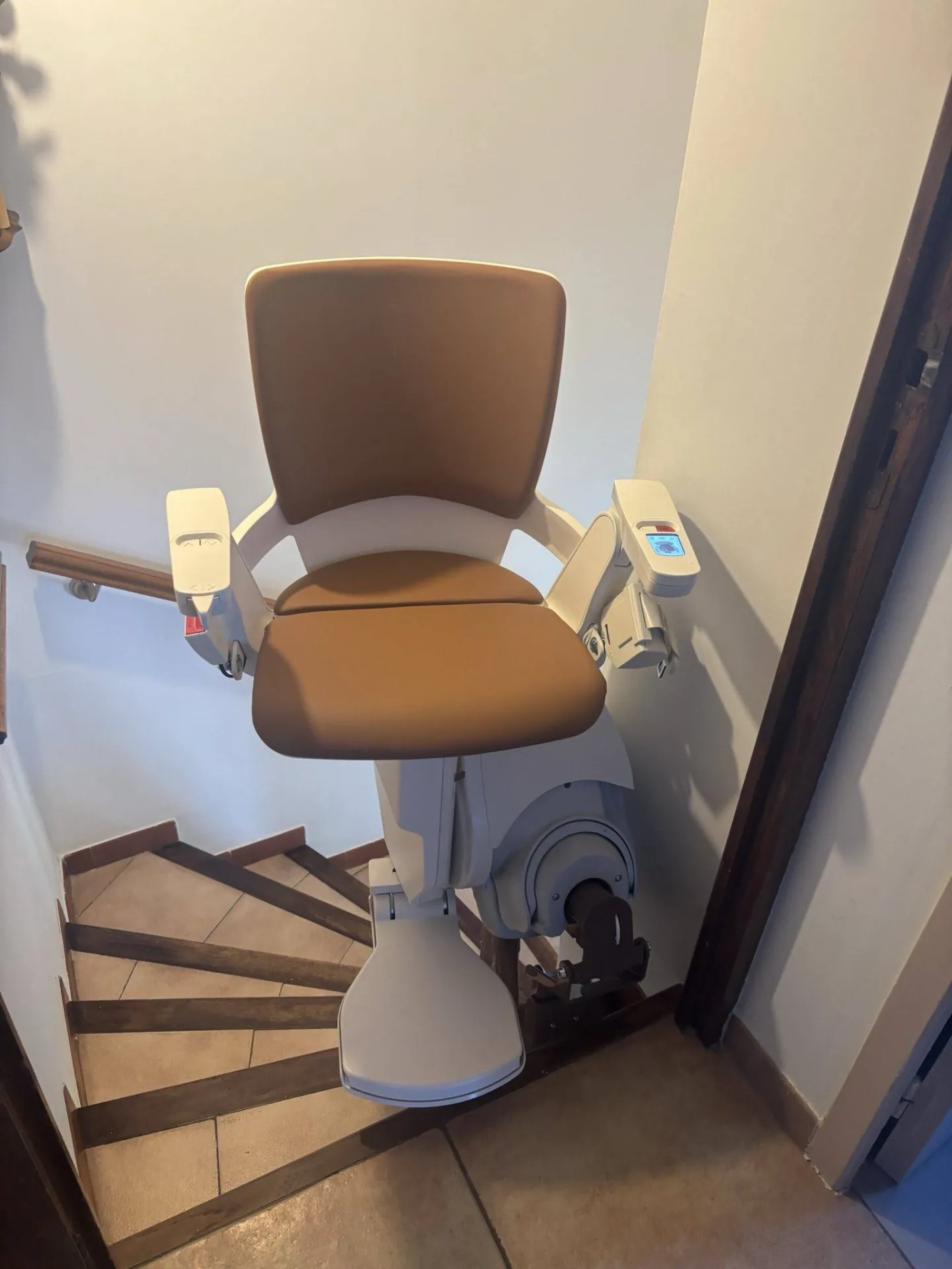 Le fauteuil monte escalier OTOLIFT SMART avec son pivot motorisé pour faciliter la sortie sur le palier supérieur à Marignane près de Marseille