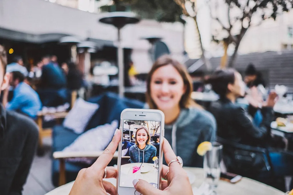 Est-ce que la voyance par SMS ou mail est aussi efficace qu’une consultation de voyance par téléphone à Annecy ?
