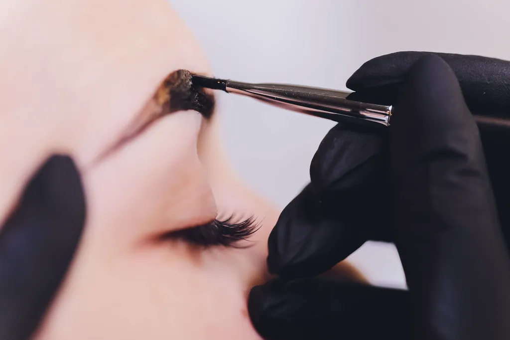 Restructurez vos sourcils avec la coloration au henné végétal à Lyon