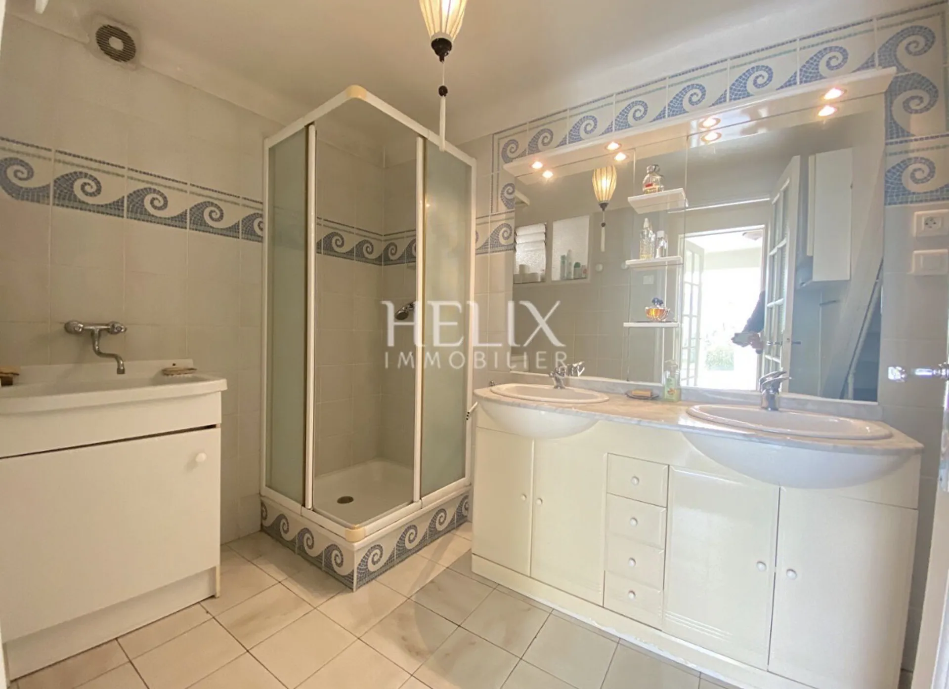 A vendre à Le Pecq  Quartier Cité une charmante maison familiale lumineuse de 138m2 avec un grand terrain de 1080m2 et 2 garages