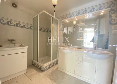 A vendre à Le Pecq  Quartier Cité une charmante maison familiale lumineuse de 138m2 avec un grand terrain de 1080m2 et 2 garages