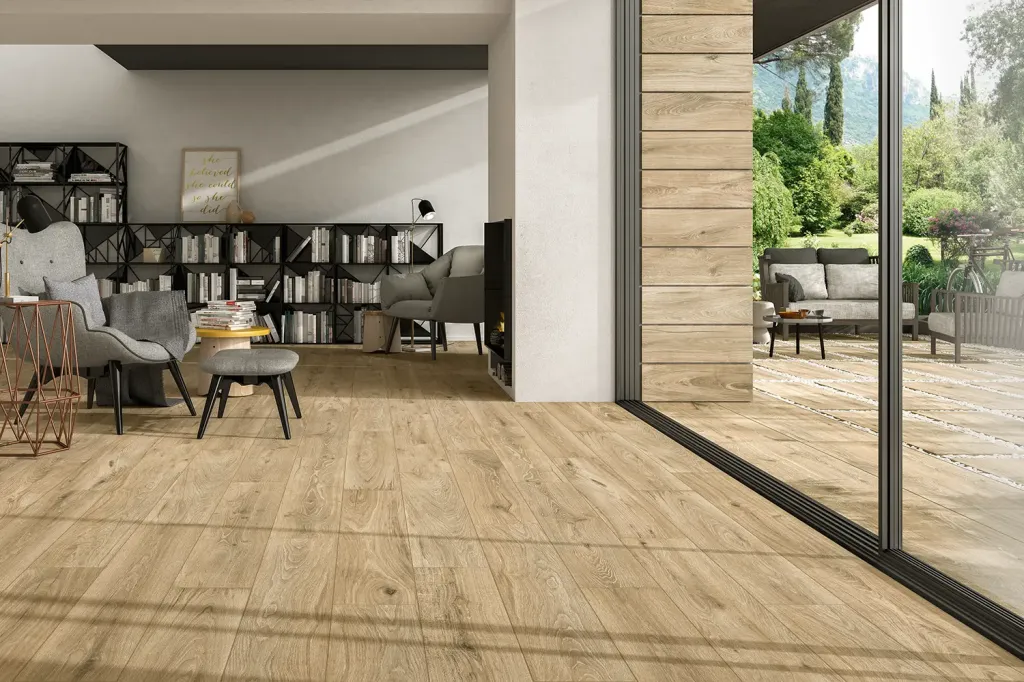 Décoration naturelle avec un carrelage effet bois en format long – Disponible à Elbeuf chez Le Comptoir du Sol