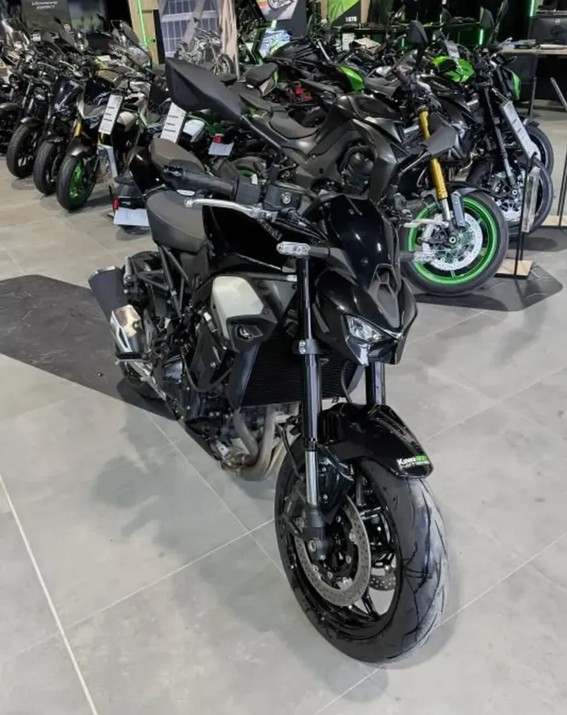 Kawasaki Z900 2025 - vue de face - Kawasaki Nîmes