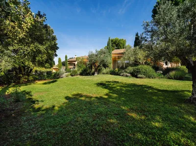 L'Isle sur la Sorgue, quartier Saint-Antoine, maison de 225 m² au calme absolu, dans un cadre verdoyant.