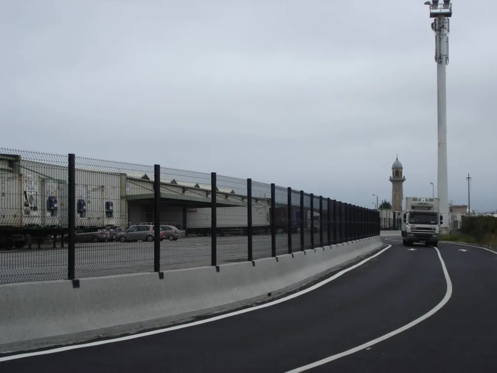 Poseur de clôture pour sécurisation de terre plein portuaire en Seine maritime 76
