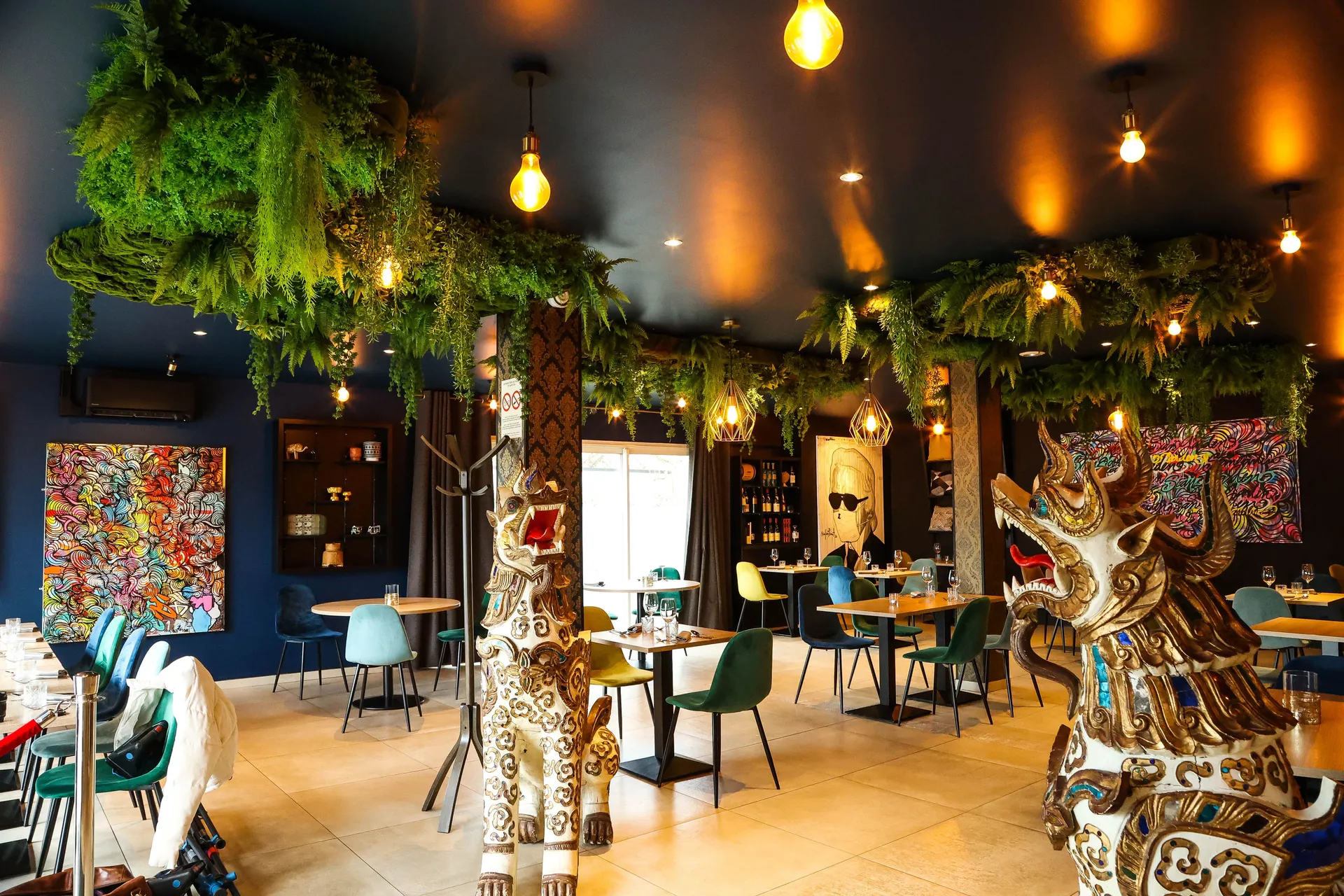 Réalisation d'un plafond végétal entièrement synthétique sans entretien pour décorer la salle d'un restaurant à Lyon 2 Confluence
