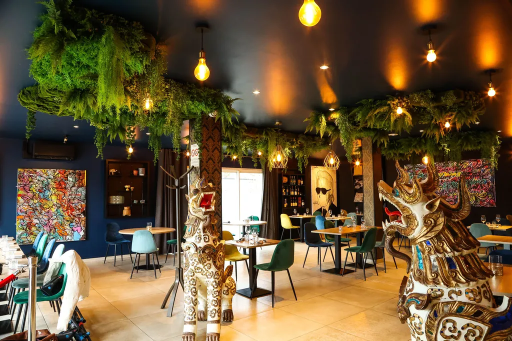 Réalisation d'un plafond végétal entièrement synthétique sans entretien pour décorer la salle d'un restaurant à Lyon 2 Confluence