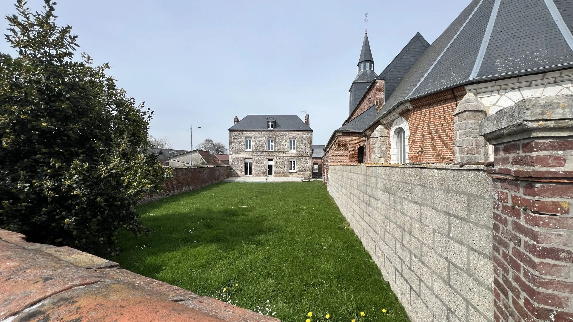 Ancien presbytère rénové 180m² avec 5 chambres, dépendances et maison annexe pour gîte, jardin clos, cachet et volumes, à proximité de Eu 76260