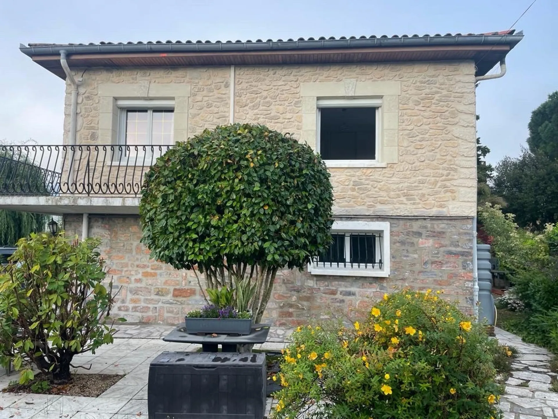 Ravalement de la surélévation avec des enduits à la chaux reconstituant la Pierre située à Mons la trivale entre Béziers et St Pons de Thomière 