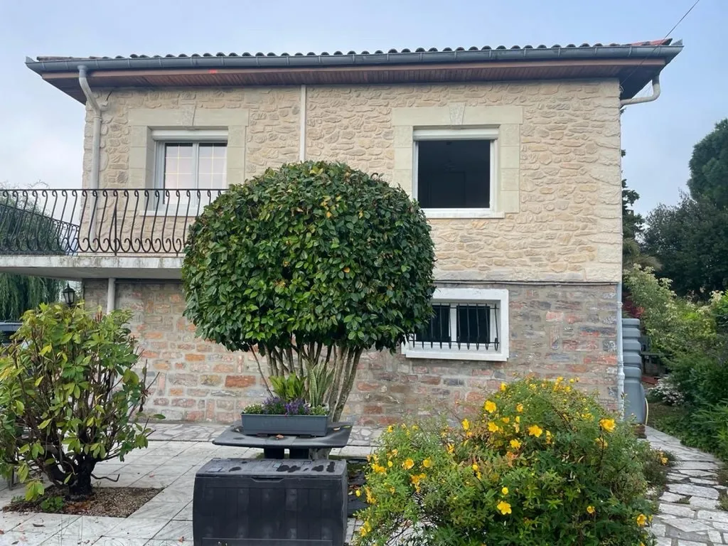 Ravalement de la surélévation avec des enduits à la chaux reconstituant la Pierre située à Mons la trivale entre Béziers et St Pons de Thomière 