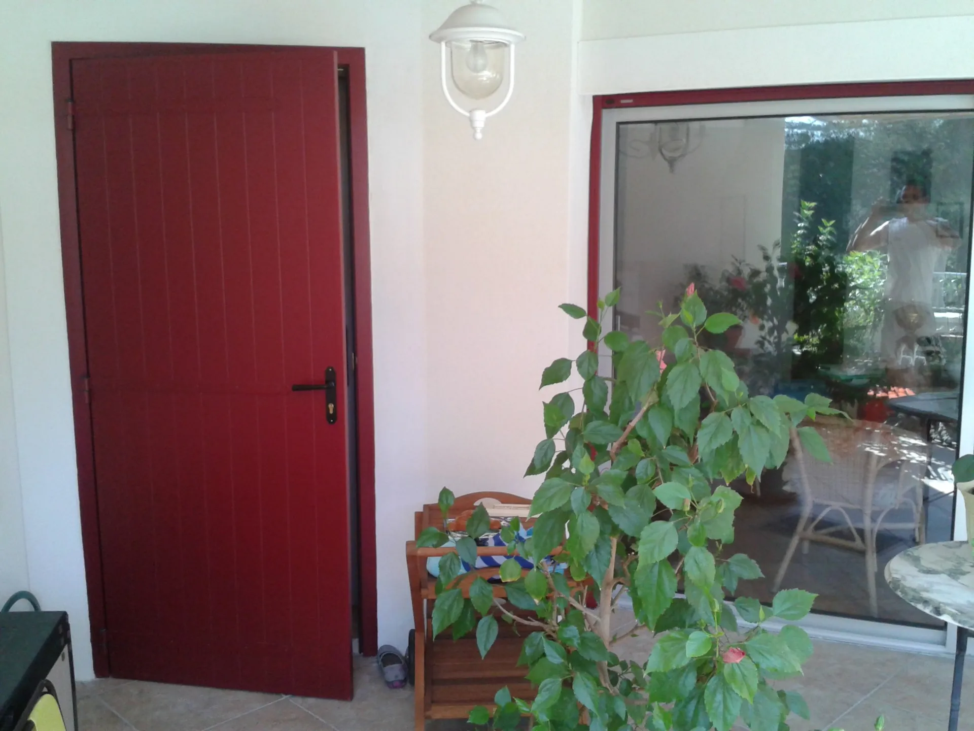 Volet battant avec cadre sur Saint-Mitre-les-Remparts