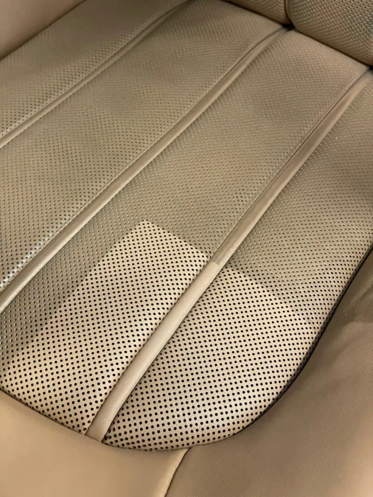 Traitement cuir pour cette Bentley Mulsane chez Bentley à Monaco 