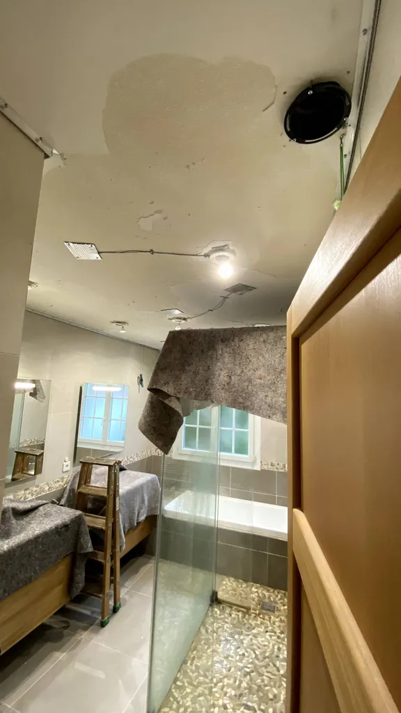 Comment réparer un plafond plâtre écaillé ? Grâce au plafond tendu BARRISOL ! Lacroix-Falgarde By Plafonds Tendus Occitans Aurignac