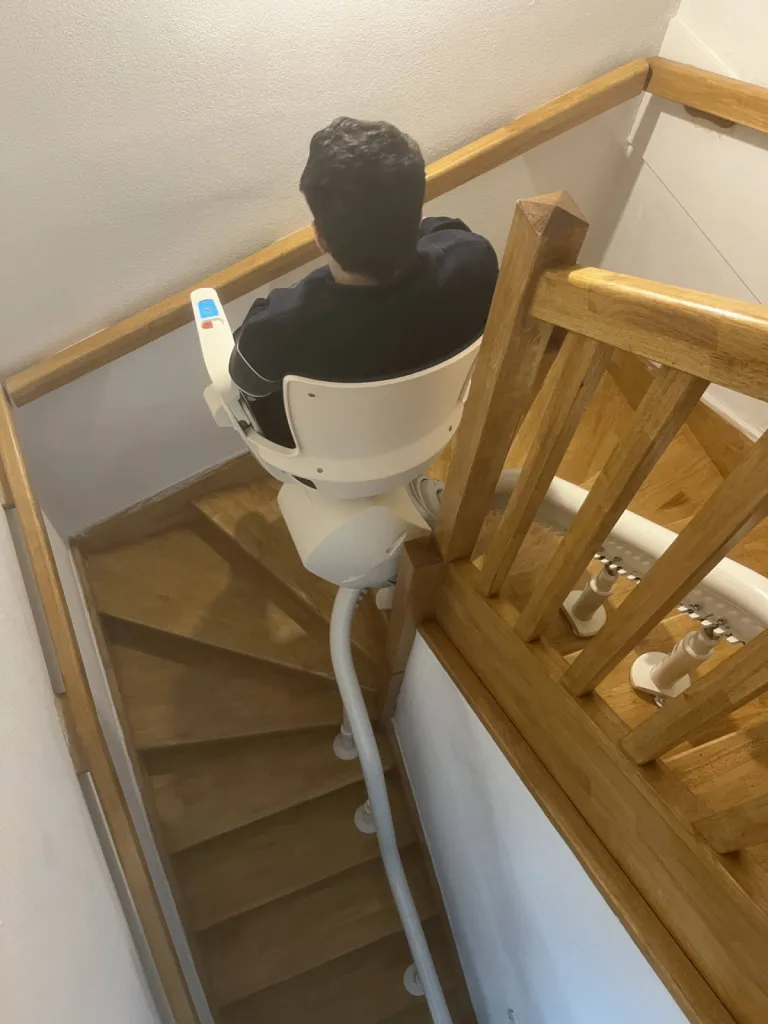 A peine installé, déjà utilisé ce fauteuil monte escalier OTOLIFT Modul'Air Smart dans cet escalier 2/4 tournant en Avignon