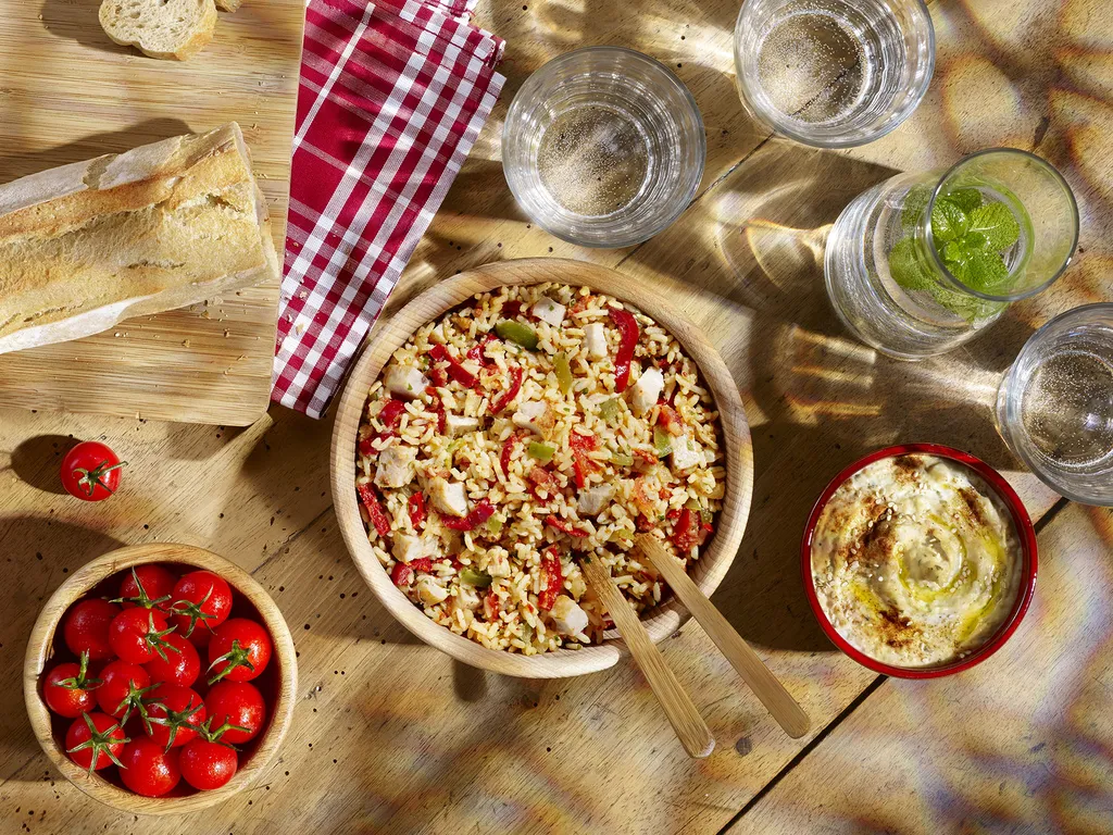 photographe culinaire à Lyon mise en ambiance salade traiteur Bonduelle riz basquaise format horizontal