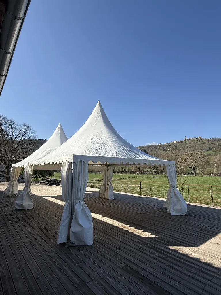 pagodes sur terrasse en bois