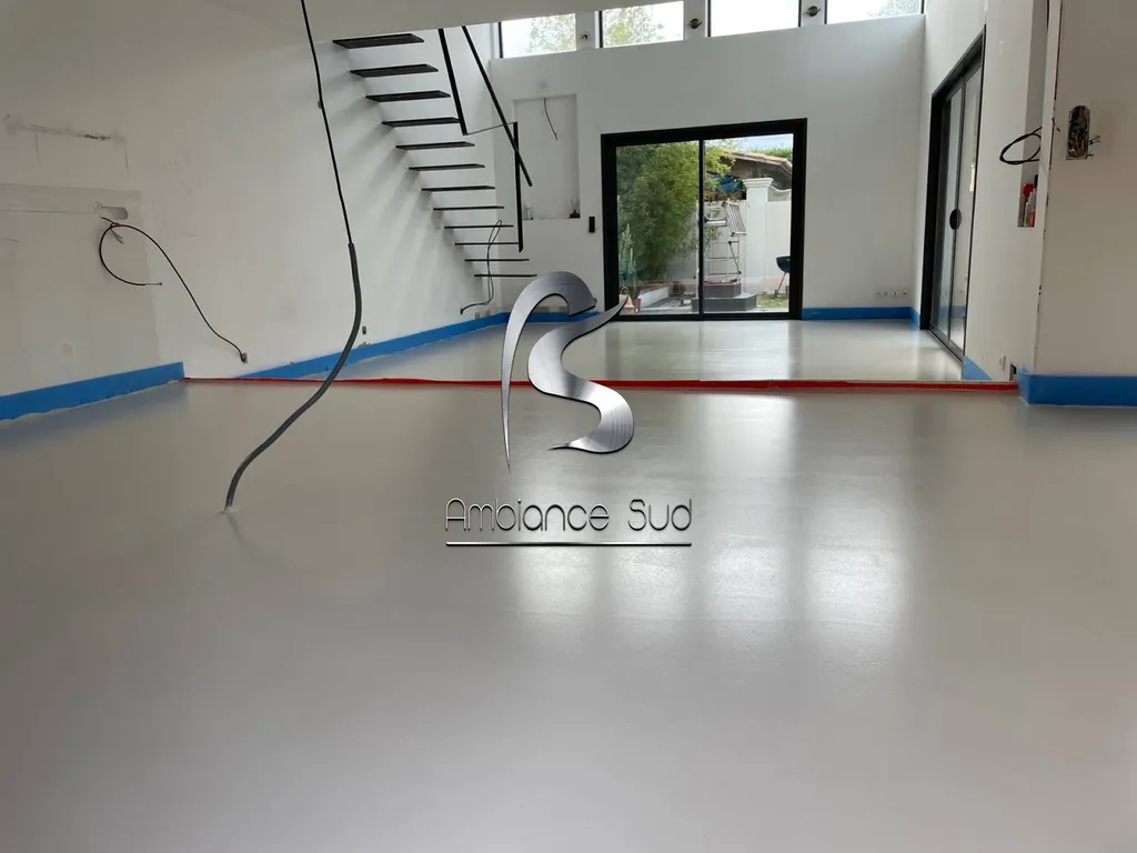 Sol en béton cire coulé décoratif à Aigues mortes