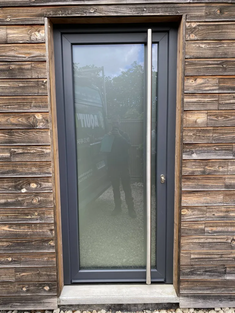 Porte d'entrée PVC vitrée sur la commune du Taillan Médoc, porte sur mesure de chez Pierret