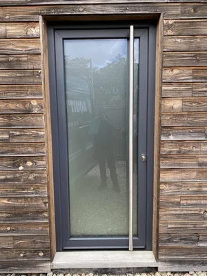 Porte d'entrée PVC vitrée sur la commune du Taillan Médoc, porte sur mesure de chez Pierret