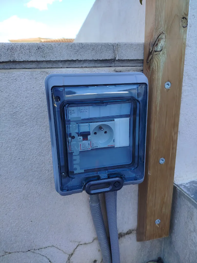 Installation électrique cuisine d’été et aménagement extérieur éclairage prises étanches IP65 à Saint Laurent d’Aigouze Gard