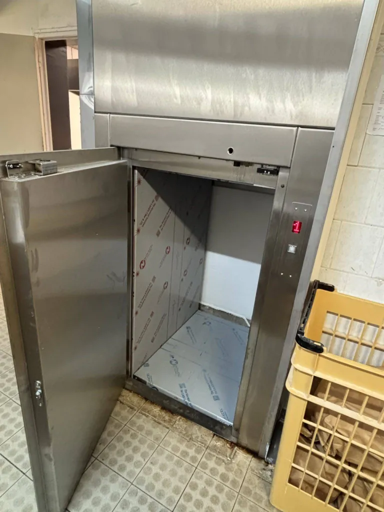 Ouverture porte battante 1200 mm de hauteur pour ce monte-charges 300 kgs SKG terminé dans ce centre de loisirs près de Marseille