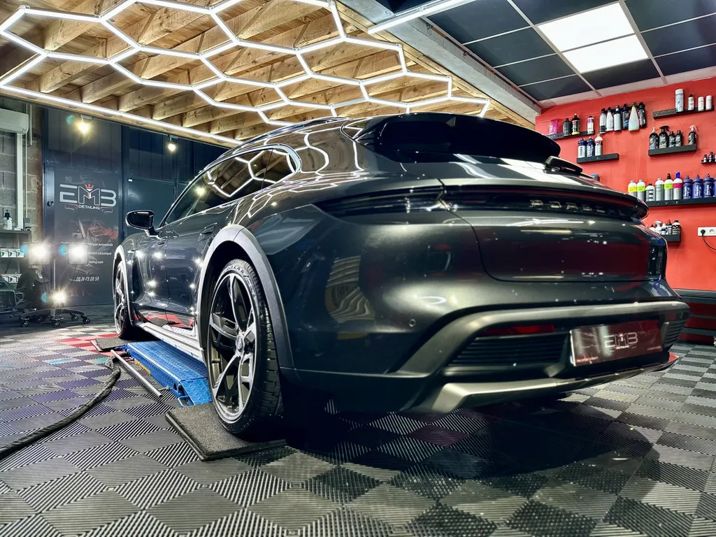 Spécialiste rénovation carrosserie Porsche lyon traitement céramique et film de protection PPF Porsche Taycan