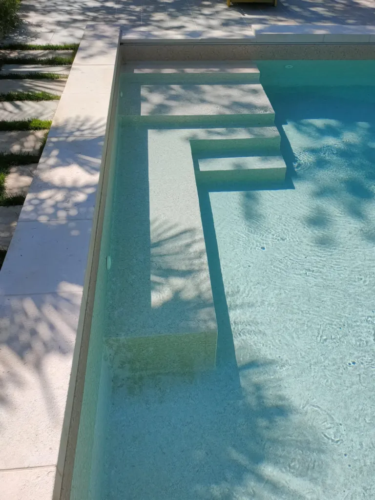 Découvrir des réalisations de piscines haut de gamme et sur mesure en béton dans le Gard