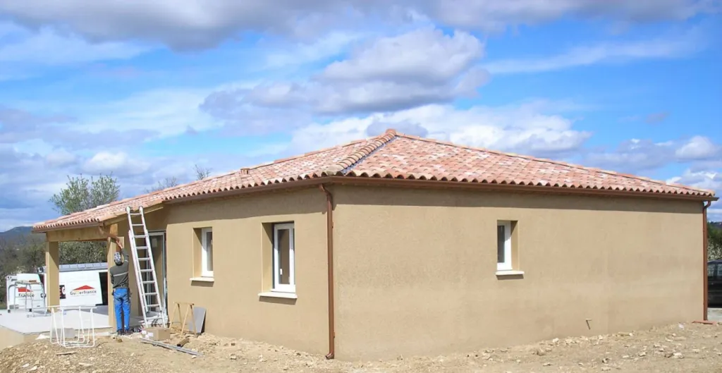 Remplacement gouttière aluminium avec sous-face sur villa à Orange intervention rapide et garantie décennale