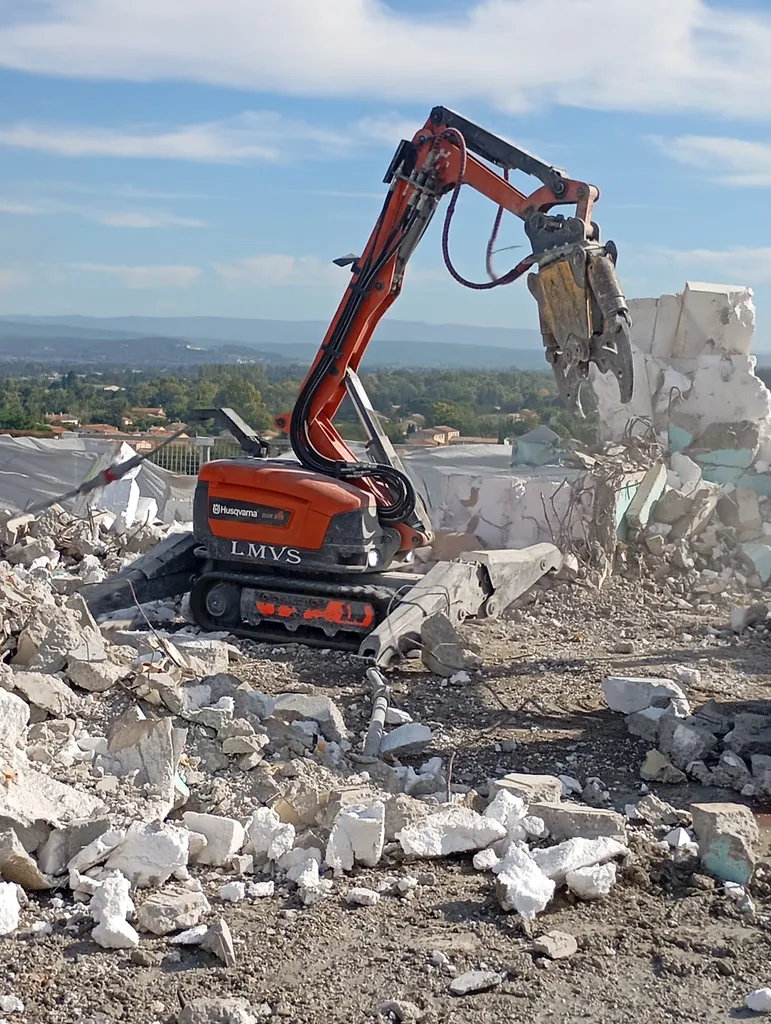 Location de robot de démolition en région Auvergne Rhône Alpes : robot Brokk et Husqvarna avec accessoires pour les entreprises TP et Industrie avec livraison sur toute la France