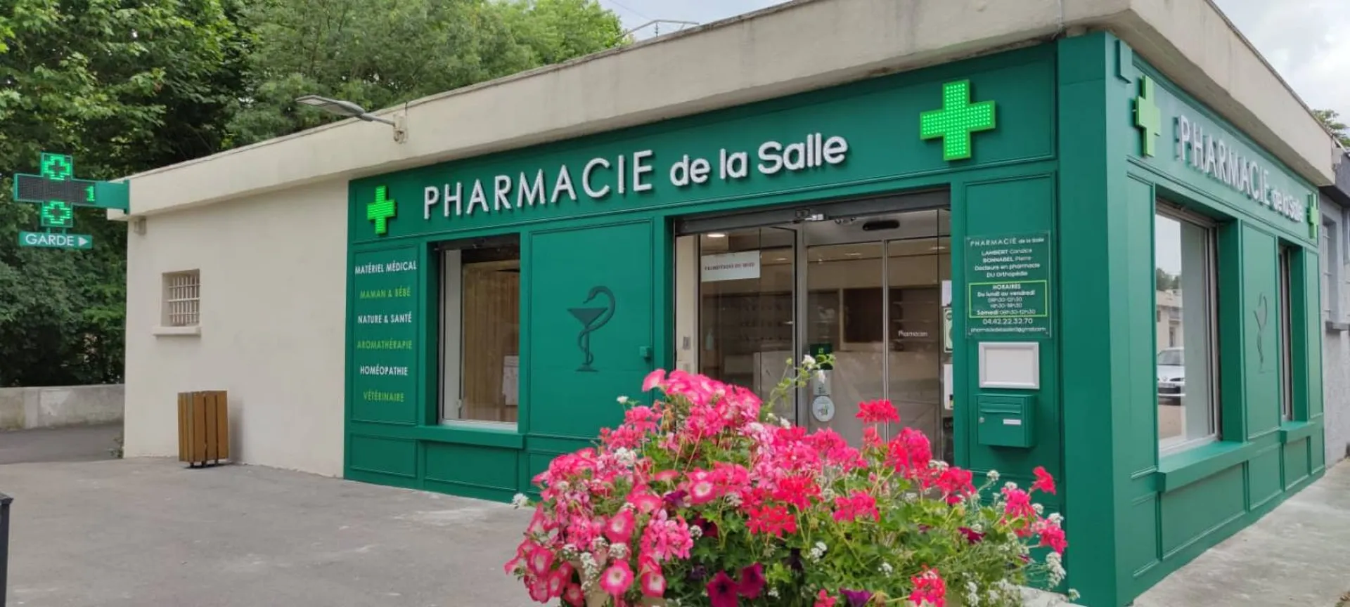 habillage de façace en bois pharmacie gardanne
