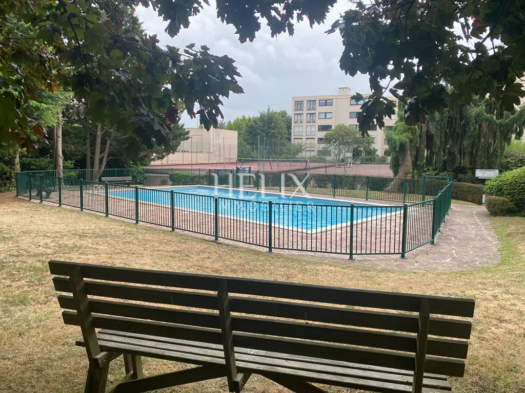 Le Pecq 5 pièces de 100 m2, Vue dégagée de la terrasse en dernier étage dans une résidence de Standing, au calme